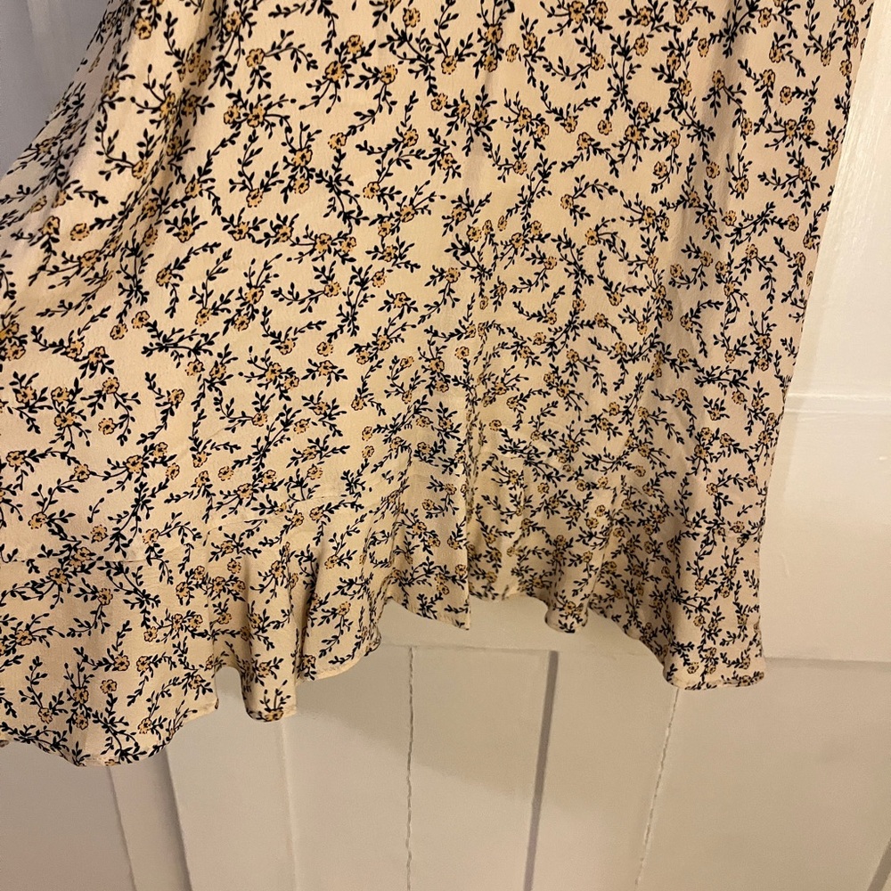 Cupcakes and cashmere Floral V-Neck Dress - Picture 6 of 11